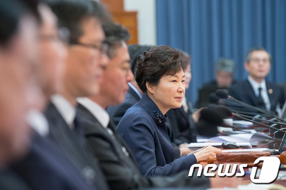 박근혜 대통령이 24일 오전 청와대에서 국무회의' 주재하고 있다.(청와대 제공) 2015.11.24/뉴스1 © News1 이광호 기자