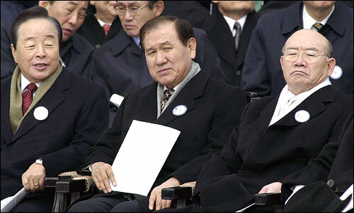 ↑지난 2003년 제16대 대통령 취임식에 참석한 김영삼·노태우·전두환 전 대통령이 나린히 앉아있다.