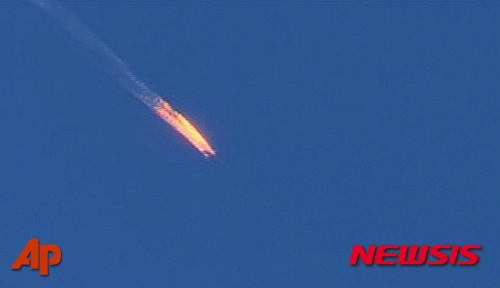【 하베르투르크TV ·AP/뉴시스】러시아 수호이-24 전투기가 24일(현지시간) 터키 전투기에 의해 격추되는 모습이 하베르투르크 TV에 의해 포착됐다. 사진은 동영상을 캡처한 것이다.2015.11.25
