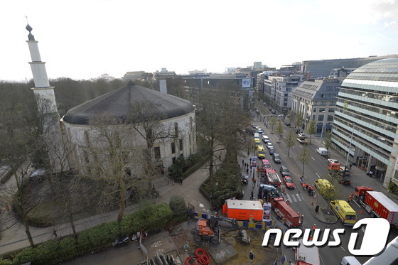 벨기에 브뤼셀의 이슬람 대사원에서 26일(현지시간) 하얀 가루가 담긴 의심스런 상자가 발견돼 긴급 대피령이 내려졌다. © AFP=뉴스1