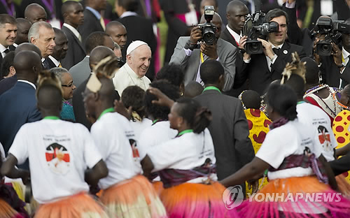 "교황님!"…아프리카 전통무용수들 열렬한 환영      (나이로비 AP=연합뉴스) 프란치스코 교황이 25일(현지시각) 케냐 나이로비 공항에 도착하자 전통무용수들이 달려나가 환영하고 있다.      아프리카 첫 방문길에 나선 프란치스코 교황은 케냐를 시작으로 우간다, 중앙아프리카공화국을 방문, 평화와 화해의 메시지를 전한다.     ciy@yna.co.kr