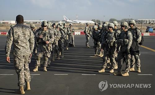지난 2013년 지부티 주둔 미군기지에서 작전을 준비 중인 미군들(연합뉴스 자료사진)