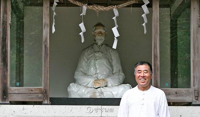 도자로 빚은 이삼평 조각상 앞에서 14대 손이 환히 웃고 있다. 영락없는 한국인의 얼굴이다.