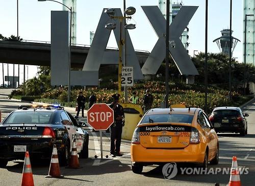 테러 예방을 위해 미국 로스앤젤레스 국제공항으로 통하는 도로 중 한 곳을 추가 투입된 경찰이 지키고 있는 모습(연합뉴스 자료사진)