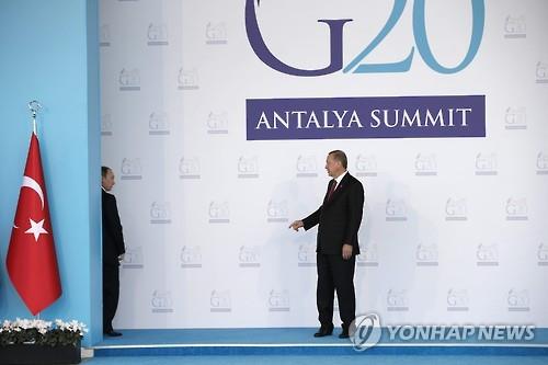 지난 15일 터키 안탈리아에서 열린 G20 정상회의에서 만난 터키와 러시아 대통령 (EPA=연합뉴스)