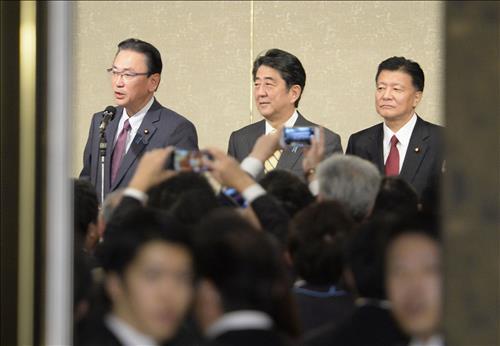 28일 도쿄 도내에서 열린 창생일본 연수회후의 간담회에 참석한 아베 총리(가운데) (교도.연합뉴스)