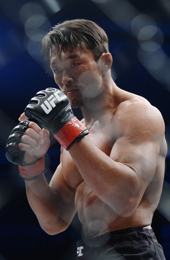 28일 오후 서울 올림픽공원 체조경기장에서 열린 UFC 파이트 나이트 서울에서 웰터급 경기에서 추성훈과 알베르토 미나가 치열하게 승부를 겨루고 있다. 사진=뉴시스