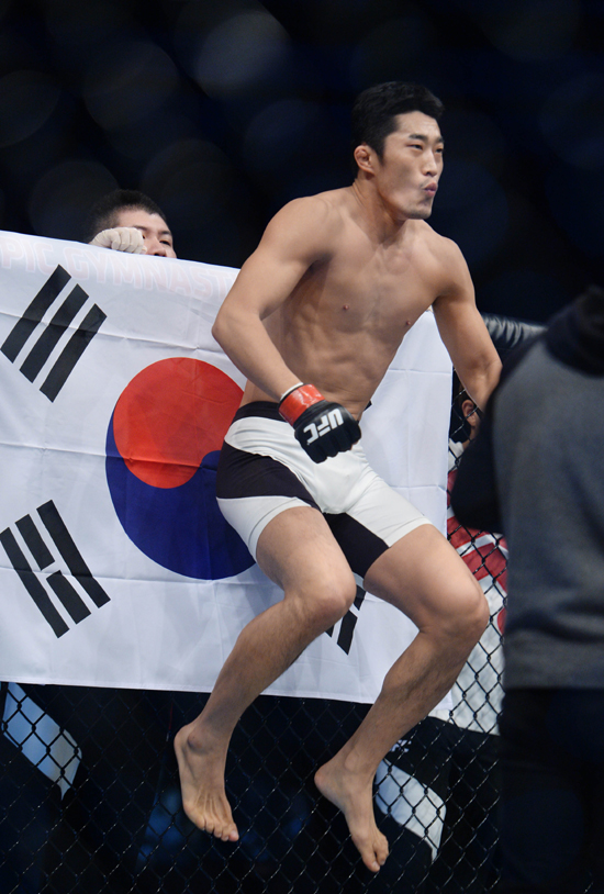 28일 오후 서울 올림픽공원 체조경기장에서 열린 UFC 파이트 나이트 서울에서 웰터급 김동현과 도미닉 워터스의 경기에서 김동현이 몸을 풀고 있다. 김동현은 1라운드 TKO승을 거뒀다. 사진=뉴시스
