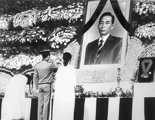 1961년 ‘5·16 쿠데타’로 집권한 박정희는 1979년 10월26일 죽어서야 청와대를 나왔다. 사진은 9일장이었던 국장의 마지막날인 11월3일 중앙청 영결식에서 근혜·지만·근령(오른쪽부터) 세 남매가 영정 앞에서 예를 올리는 모습. '한겨레' 자료사진