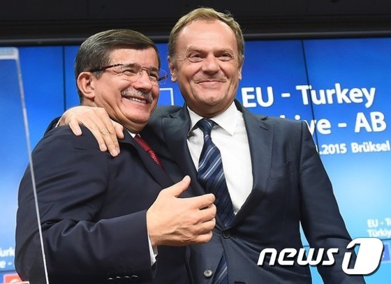 아흐메드 다부토울루 터키 총리(왼쪽)와 도날드 투스크 유럽연합(EU) 정상회의 상임의장 © AFP=News1