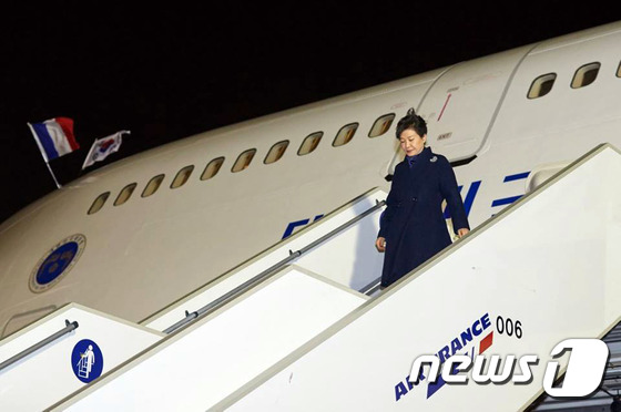 박근혜 대통령이 30일 프랑스 파리에서 열리는 기후변화 정상회의(COP21)에 참석하기 위해 오를리 공항에 도착, 전용기에서 내려오고 있다. (청와대) 2015.11.30/뉴스1 © News1 이광호 기자
