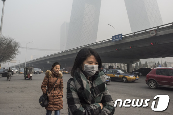 30일(현지시간) 중국 베이징 도심이 스모그에 뒤덮였다.© AFP=뉴스1