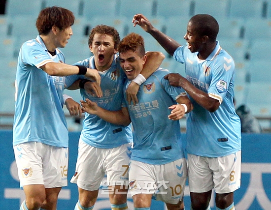 2012년 8월 22일 대구스타디움에서 대구 FC와 강원 FC의 경기가 열렸다. 대구 FC 지넬손(오른쪽에서 두번째)가 선취골을 터트린 뒤 동료선수들과 함께 기뻐하고 있다.
