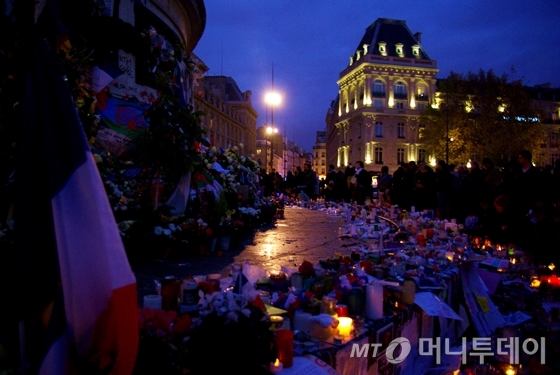 지난달 30일 찾은 프랑스 파리 레퓌블리크(Republique)에서 많은 사람이 테러 희생자에 대한 애도를 표하고 있다. / 사진=이동우 기자