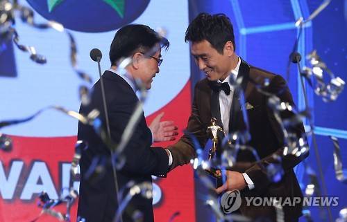 이동국 2015 K-리그 클래식 MVP (서울=연합뉴스) 황광모 기자 = 1일 서울 홍은동 그랜드 힐튼에서 열린 2015 현대오일뱅크 K-리그 어워즈에서 전북 현대의 이동국이 MVP에 선정된 뒤 트로피를 받고 있다.