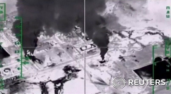 러시아가 지난 11월 IS의 석유 생산 시설에 공습을 진행한 모습을 찍은 항공사진. DAY © 로이터=뉴스1