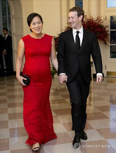 마크 저커버그 페이스북 회장 겸 최고경영자(CEO)와 중국계 미국인으로 임신 중인 부인 프리실라 챈.(AP=연합뉴스)