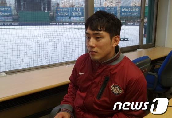 '젊은 주장' 서건창(27·넥센 히어로즈)이 15일 인천국제공항에서 미국 애리조나로 출국하기 전 주장의 롤모델로 이택근을 꼽았다. (뉴스1 자료사진) © News1