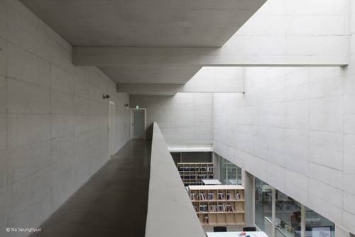 화인링크 3층 복도 모습. 형광등이 따로 없지만 자연광의 유입을 이끌어내 불을 켠 것보다 밝은 내부를 완성했다. /사진제공=숨비건축사사무소