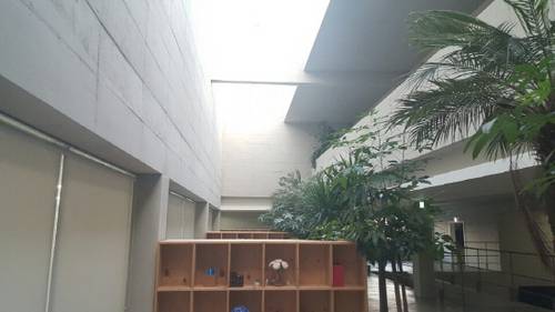 화인링크 2층에서 바라본 천장 모습. 형광등이 따로 없지만 자연광의 유입을 이끌어내 불을 켠 것보다 밝은 내부를 완성했다. /사진=정순구기자