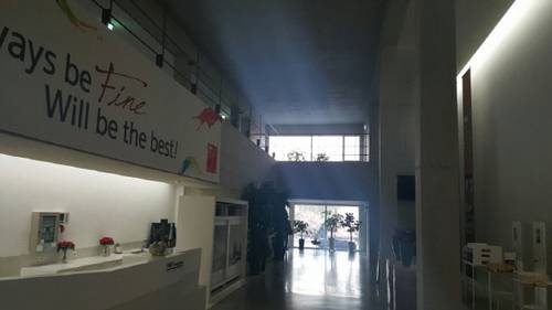 주 출입구를 나오자마자 마주치는 1층 로비. 높은 천장에 웅장함마저 느껴진다. /사진=정순구기자