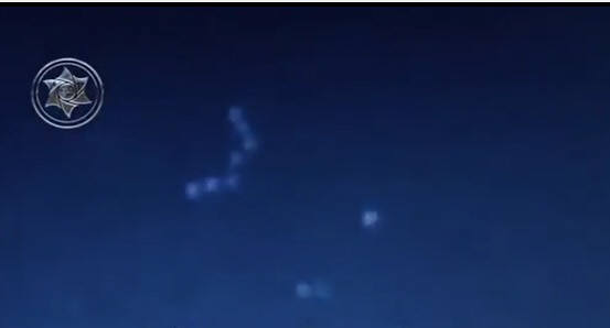 지난 4월 15일 멕시코 공항에서 촬영된 UFO. 이들은 육안으로는 보이지 않고 적외선카메라로만 보인다. 사진=트레서 밀레니오 유튜브