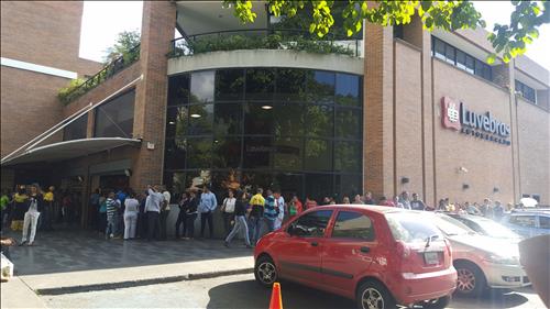 9일(현지시간) 베네수엘라 수도 카라카스 시내의 한 슈퍼마켓에 식료품 등을 사려는 시민들이 길게 줄을 서 있다.(카라카스=연합뉴스)