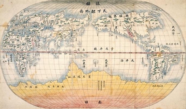 천하도지도(天下都地圖) 조선 후기에 그려진 서구식 세계 지도. 3책으로 구성된 보물 제 1592호인 ‘여지도’의 첫 번째 책에 들어  있다. 천하도지도는  근대적 측량에 의한 서양식 세계 지도로, 중국에 왔던 서양 선교사 알레니의 ‘직방외기’에 그려져 있는 ‘만국전도’와 형태가 비슷하다. 마테오 리치의 ‘곤여만국전도’와 비슷하게 중국을 중심으로 동아시아를 세계의 중심에 배치했다. 동해 해역을 마테오 리치는 일본해라고 적었지만 여기서는 소동해(小東海)로 표기했다. 북극은 푸르게, 남극은 붉게 칠한 것이 이채롭다.
