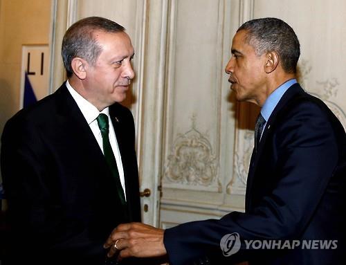 버락 오바마 미국 대통령과 레제프 타이이프 에르도안 터키 대통령이 지난 1일 프랑스 파리에서 정상회담을 갖고 시리아 사태와 이슬람국가(IS) 격퇴 방안을 논의하고 있는 장면(AP Photo/Yasin Bulbul, Presidential Press Service, Pool)