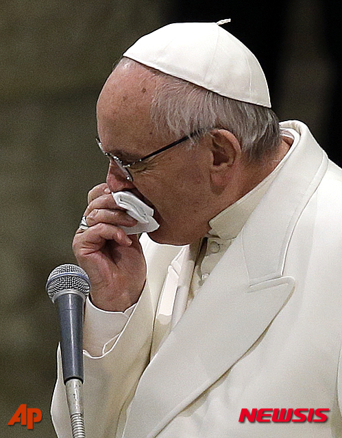 【바티칸시티=AP/뉴시스】로마 카톨릭의 프란치스코 교황이 21일 바티칸 직원들을 위한 크리스마스 모임에 참석하던 중 감기에 손수건으로 코를 훔치고 있다. 2015. 12. 21.