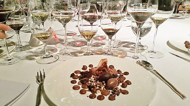 마지막 디저트와 쌓여있는 페어링 와인잔.