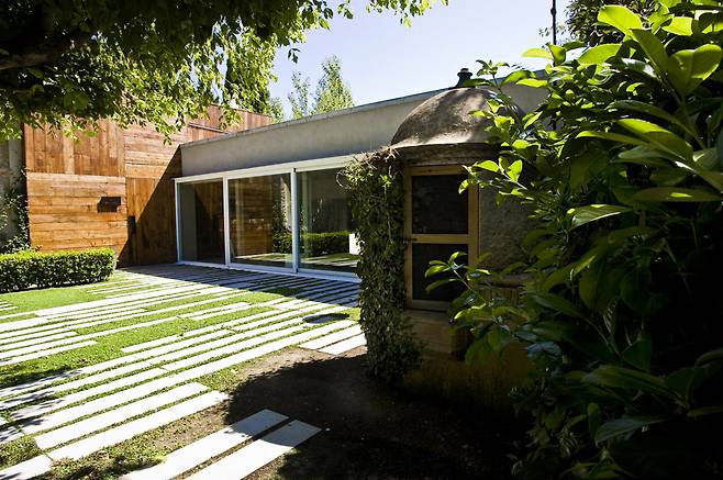 정원을 바라보는 메인 홀의 전망창.