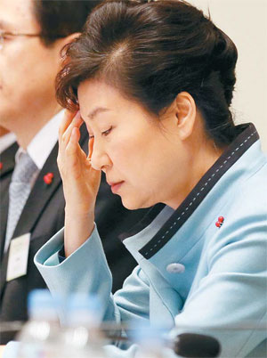 박근혜 대통령이 23일 오전 청와대에서 열린 2015년 핵심개혁과제 점검회의에서 고심하는 표정을 짓고 있다.  [김재훈 기자]