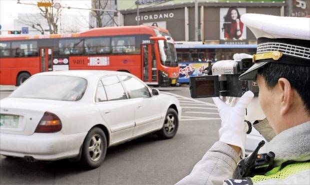 교통경찰관이 서울 종로2가 교차로에서 캠코더로 신호위반 등 교통위반을 단속하고 있다. 강은구 기자egkang@hankyung.com