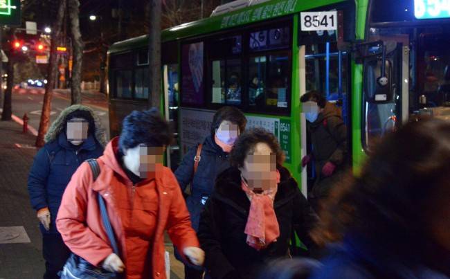 8541번 버스 승객들이 강남역 인근 정류장에서 내려 잰걸음을 옮기고 있다. 정희조 기자/checho@heraldcorp.com