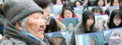 일본군 위안부 피해 할머니들이 한·일 위안부 협상 타결에 반발하는 가운데 30일 서울 종로구 주한 일본대사관 앞에서 1211번째 수요집회가 열렸다. 이날 모인 시민들은 이번 일본군 위안부 협상이 굴욕 협상이라고 비판했다. 이날 집회에 참가한 길원옥(왼쪽), 이용수 할머니가 참가자의 발언을 듣고 있다. [김호영 기자]
