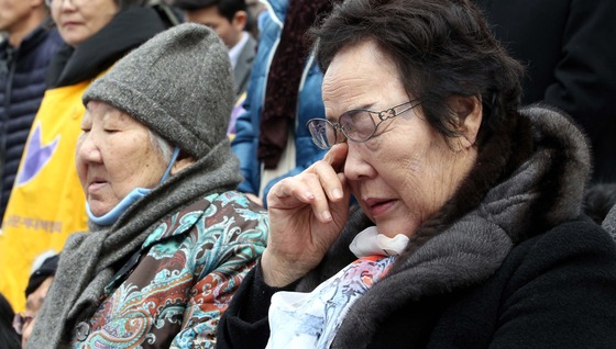 30일 오후 서울 종로구 일본대사관 앞에서 열린 '1211차 수요집회'에서 이용수 할머니가 일본 정부의 공식 사죄를 촉구하던중 눈물을 닦고 있다./ 사진=뉴스1