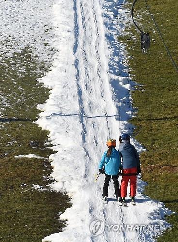 "눈은 요만큼" (AFP=연합뉴스)