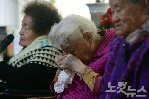 눈물을 흘리고 있는 위안부 피해자 할머니들 (사진공동취재단)