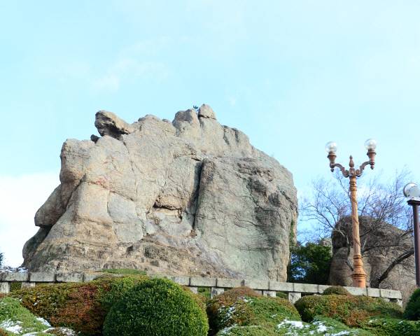 이순신 장군이 지략으로 왜구를 물리친 노적봉.