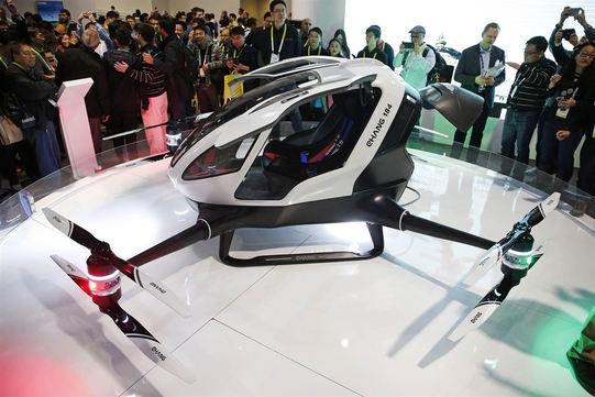 중국 드론 전문 기업 ‘이항’이 개발해 CES 2016에 선보인 1인용 비행기 ‘이항184’의 모습