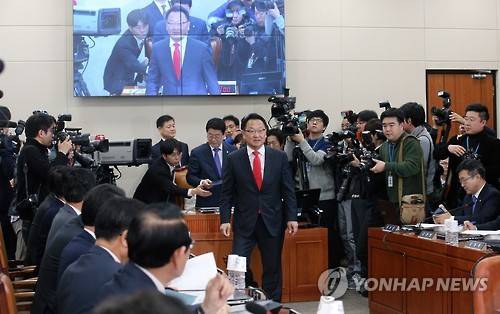 유일호 인사청문회 (서울=연합뉴스) 전수영 기자 = 유일호 경제부총리 겸 기획재정부 장관 후보자가 11일 오전 국회 기획재정위원회 인사청문회에서 선서문을 정희수 위원장에게 제출한뒤 자리로 향하고 있다.