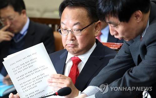 유일호 경제부총리 후보자 답변준비 (서울=연합뉴스) 전수영 기자 = 유일호 경제부총리 겸 기획재정부 장관 후보자가 11일 오전 국회 기획재정위원회 인사청문회에서 답변자료를 검토하고 있다.