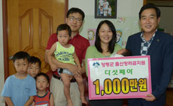 김선교 양평군수(오른쪽)가 지난해 8월 다섯째 자녀를 출산한 강상면 주민 신성욱(41)·박보영(36·여)씨 가정을 방문해 1000만원의 출산장려금 지급 증서를 전달했다. [사진 양평군]