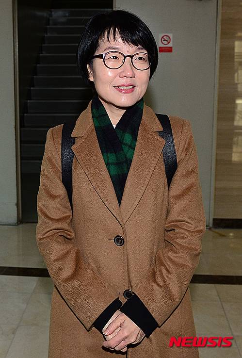 【서울=뉴시스】조성봉 기자 = 국민의당 창당준비위원회 박선숙 집행위원장이 13일 오전 서울 마포구 국민의당 당사에 도착, 엘리베이터를 기다리고 있다. 2016.01.13 suncho21@newsis.com