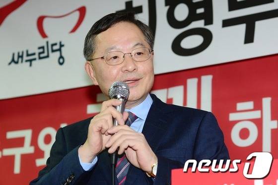 안대희 전 대법관이 14일 오후 경기 의왕의 한 웨딩홀에서 열린 20대 총선 최형두 새누리당 의왕-과천 예비후보의 선거사무소 개소식에 참석해 축사를 하고 있다.2016.1.14/뉴스1 © News1 민경석 기자