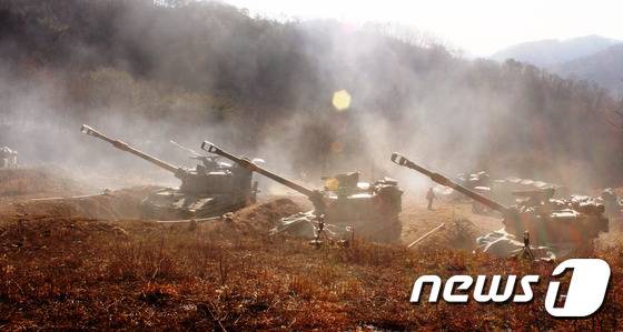 14일 강원도 화천에서 열린 육군 27사단 포탄사격훈련에서 K-55 자주포 1개 포대(6문)가 포탄사격을 실시하고 있다. (육군 제공) 2016.1.14/뉴스1 © News1 조현아 인턴기자