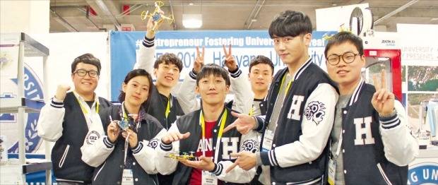 지난 6일 미국 라스베이거스에서 열린 ‘CES 2016’에서 한양대생들이 동문기업인 3D애비에이션의 드론 제품을 들고 포즈를 취하고 있다. 한양대 제공