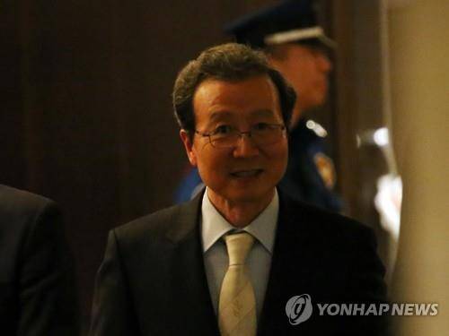 (도쿄=연합뉴스) 이세원 특파원 = 청융화(程永華) 주일본 중국대사가 14일 오후 일본 도쿄도(東京都)의 한 호텔에서 열린 각국 대사 초청 행사에 참석했다가 나오고 있다.