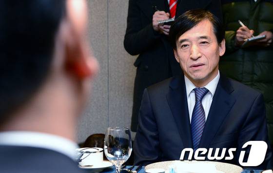 유일호 경제부총리와 이주열 한국은행 총재가 15일 낮 서울 중구 명동 은행회관 뱅커스클럽에서 오찬 회동을 갖고 있다. 2016.1.15/뉴스1 © News1 박정호 기자